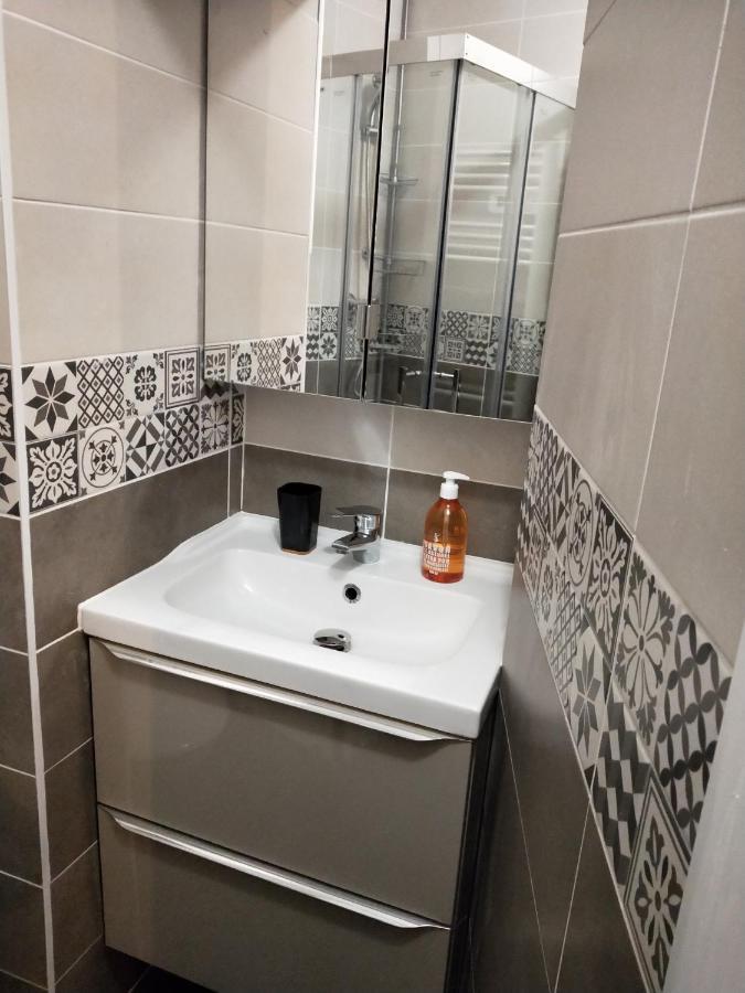 Le Nid Des Carmes Apartment Nantes Bagian luar foto